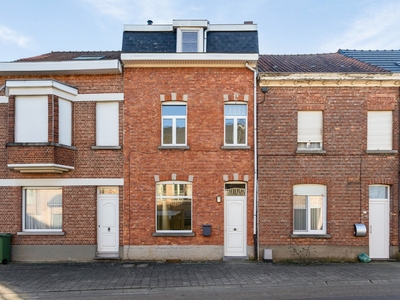 Rijwoning met 2 slaapkamers, tuin en garage.