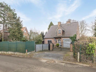 Ruime villa met 3 slaapkamers, garage en tuin.