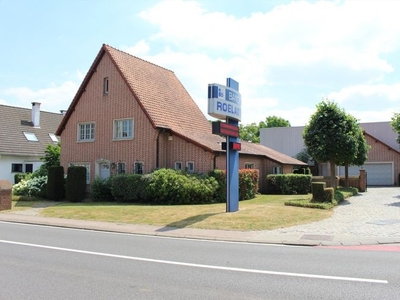 Ruime woning met mooie tuin en garage.