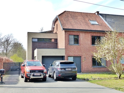 Zeer ruime gerenoveerde woning met 3 (4) slpk. in Zonhoven.