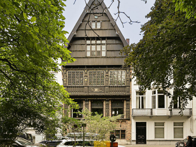 Het 'Lucashuys', een sfeervolle Patriciërswoning aan het Astridpark, met bijhuis met dubbele garage in achterliggende straat en mooie stadstuin