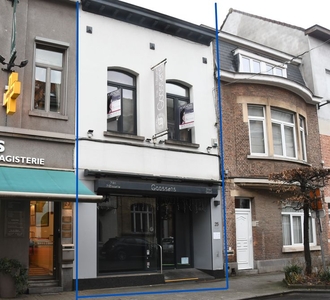 winkelruimte op de begane grond en kantoren op de bovenste v