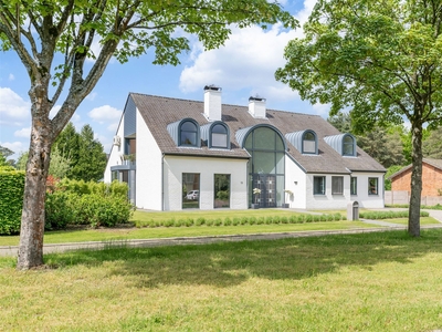 Modernistische villa op een rustige, prachtig groene en residentiële locatie, luxueus uitgerust met alle comfort!