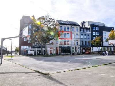 Ruim appartement met een slaapkamer en bureauruimte op toplocatie aan het Damplein!