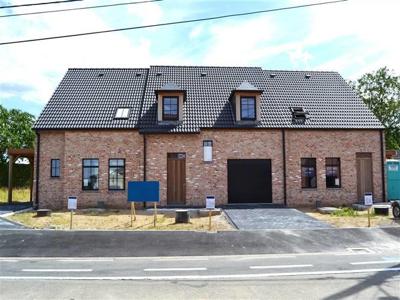 Halfopen BEN-woning met carport