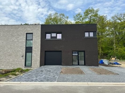 Halfopen nieuwbouw met 4 slaapkamers.