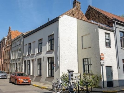 Instapklare woning met 4 slaapkamers, centrum Brugge.