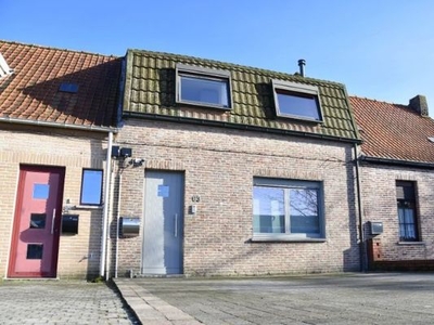 Rijwoning met 3 slaapkamers, tuin en private parkeerplaatse