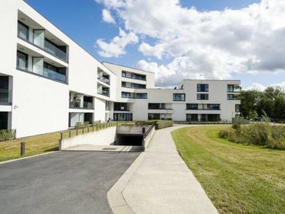 Verzorgde assistentieflat met balkon en uitzicht te Zwevegem