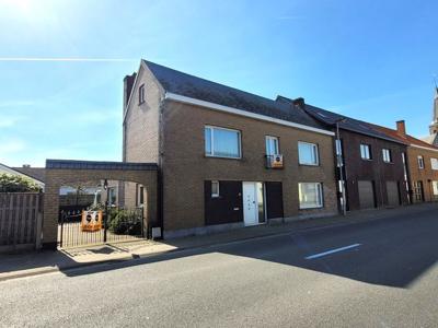 Ruime half-open woning met oprit en zonnig tuintje