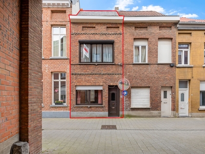 Op te frissen centraal gelegen woning met 2 slaapkamers (mogelijkheid tot een derde) in Mechelen