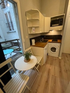 KLEINE STUDIO GELEVERD EN UITGERUST + BALKON VOOR 1 PERSON !