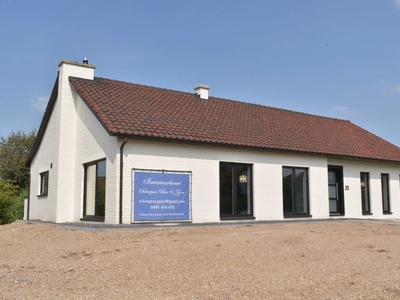 volledig gerenoveerde bungalow met 3 slaapkamers