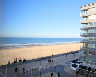 Zonnig appartement met breed lateraal zeezicht