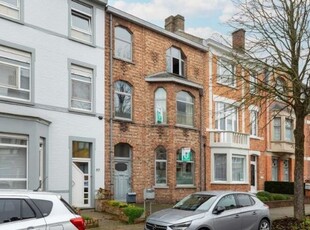 Grotendeels vernieuwde, verrassend ruime karakterwoning met