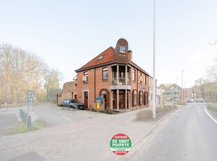 Appartement met handelsgelijkvloers en garage te Assebroek