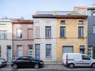 Instapklare functionele woning in hartje Ledeberg met zonnepanelen.