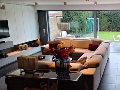 Luxueus duplexappartement met gtote tuin en garage