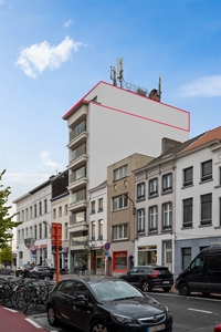 Vernieuwd appartement met terras op toplocatie