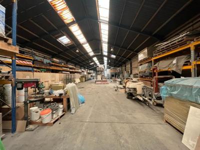 Magazijn van +/- 1.500 m² + kantoor van +/- 120 m² te koop