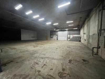 te koop magazijn van +/- 2500 m² verdeeld in twee delen e...