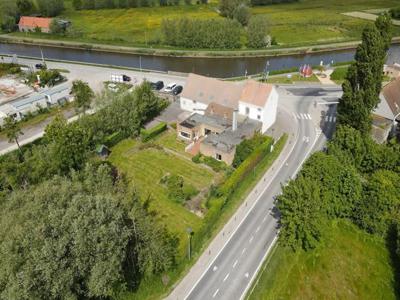 Ruime bungalow op 1.427 m² aan kanaal Plassendale - Nieuwpoo