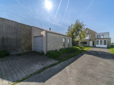 Magazijn met woning te koop te Adinkerke (De Panne).