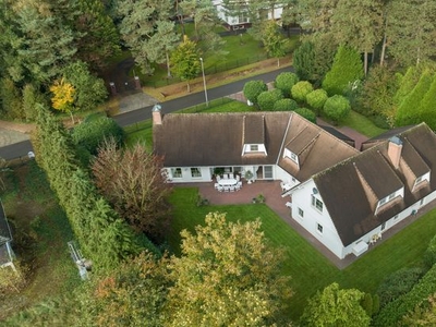 Prachtige villa met 6 slpks op perceel van 2.251 m² gelegen