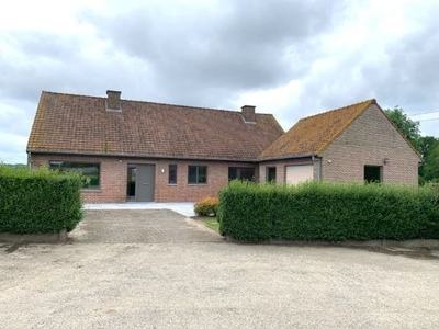 Ruim wonen op landelijke ligging in Wingene