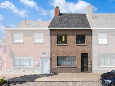 Te renoveren woning met 2slpk en aangename tuin!