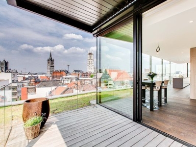 Unieke en lichtrijke penthouse ( Skybox) met zicht op de 3 torens nabij de Kouter