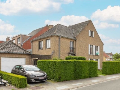 Verrassend ruime en super energiezuinige hoekwoning met garage en tuin te Sint-Kruis.