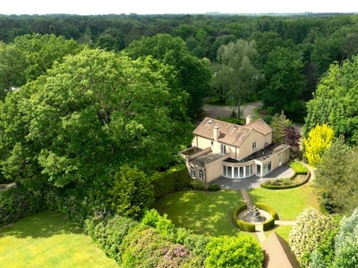 Verzorgde eigendom gelegen in het groen op villaperceel van