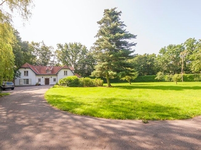 Villa gelegen in een oase van groen in het centrum!