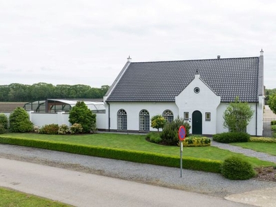 Villa met 2 stalgebouwen en 3,8 hectare weides te Bocholt