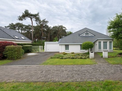 Vrijstaande villa met 4 slaapkamers op 1.105 m² te Lommel