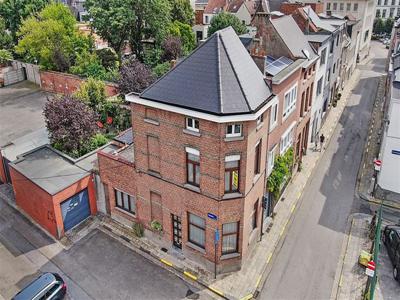 Centraal gelegen, lichtrijke hoekwoning met 3 slaapkamers