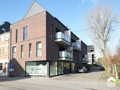 Handelsgelijksvloers met goede zichtlocatie in centrum Halen