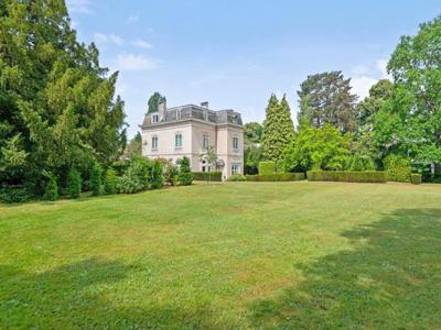 Outstanding house with garden