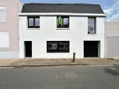 6 slaapkamer woning met een eigen garage in Wevelgem