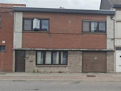 Huis met 3 slaapkamers en garage vlak bij centrum van Halle