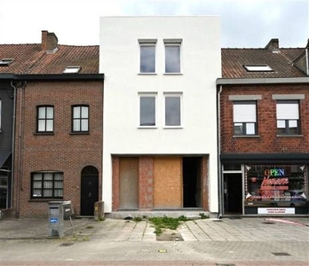 Ruim appartement met drie slaapkamers en handelsruimte