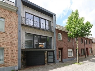 Rustig gelegen bel-etage woning met 3 slpk., 2 garages en le