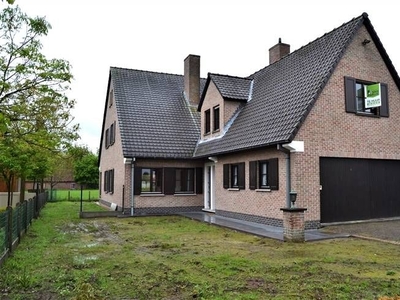 Villa met 4 ruime slaapkamers, dubbele garage en prachtig zi