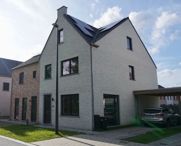 Afgewerkte half open nieuwbouwwoning te huur