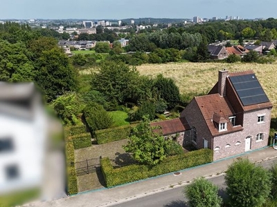 Karaktervolle villa in een groene omgeving in Dilbeek