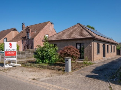 IN OPTIE. MOOI AFGEWERKTE LAAGBOUWWONING MET UITBREIDINGSMO