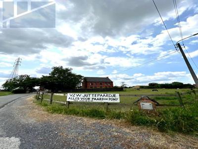 Hoeve te huur met alle faciliteiten voor een manège uit te b