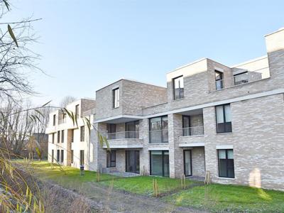 Nieuwbouwappartement met terras en garage.