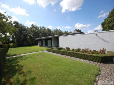 Rustig gelegen gelijkvloerse villa met zwembad op 5200 m2.